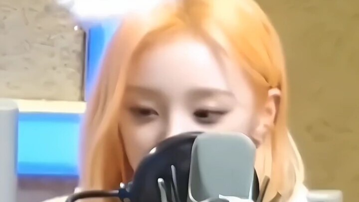Gidle other members imitated the leader's rap part
