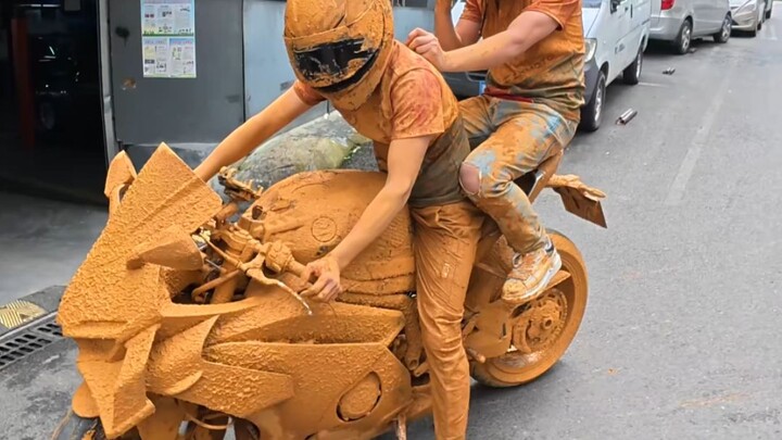 Zhang Xue baru saja kembali dari lintasan off-road, dua orang pelanggan VIP sedang menikmati layanan