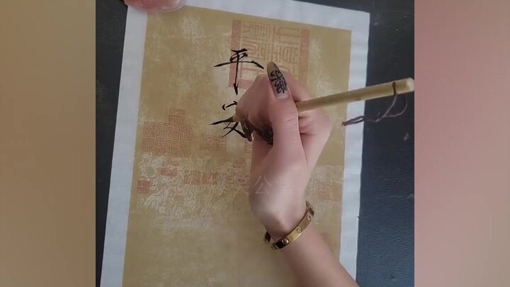 “Viết chữ nhất định phải yêu cầu cao về bút, biết chưa?!”