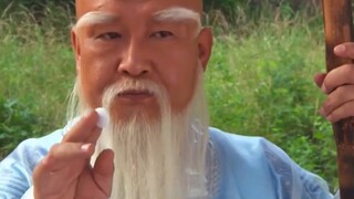 两个神仙正在下棋，不料一旁的仙茶竟被小伙喝下，瞬间脱胎换骨，拥有不死之身