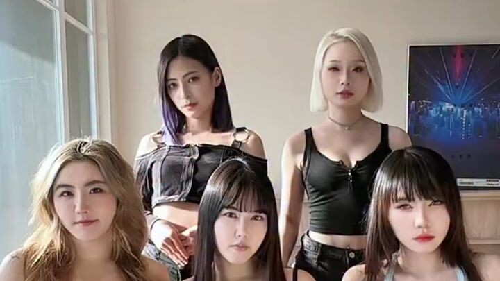 "Bukan cuma cantik… tapi vibes-nya terlalu berbahaya untuk diabaikan 🔥"