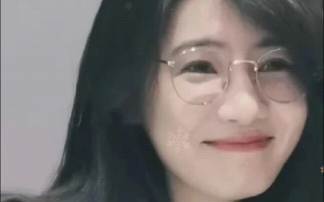 Penulis novel kelihatan begini!! Kayaknya tokoh utama perempuan di novelnya diambil dari dirinya sen