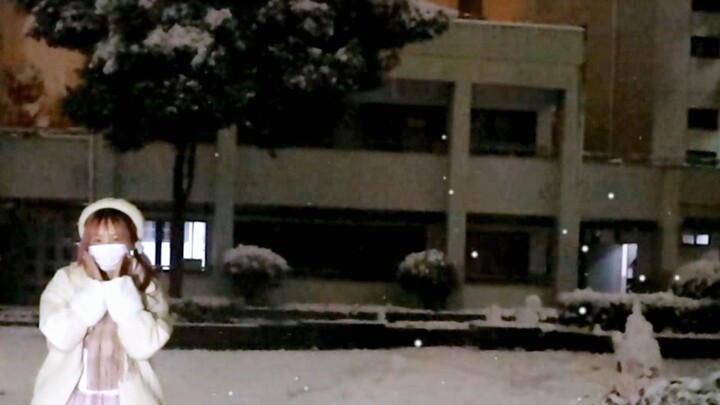 I danced downstairs in the dormitory. Love it! Snow! Real magic! ! [Yu Mi]