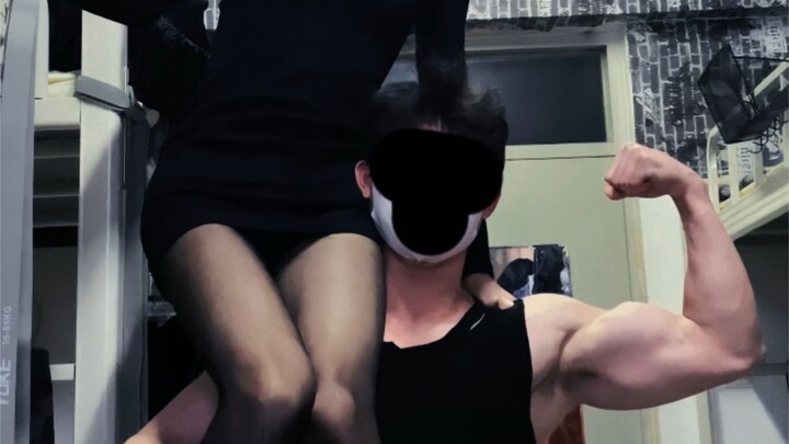 The muscle man and the cross-dressing king in the men’s dorm!
