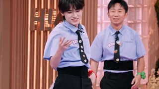 คุณครูคะ ลูกฉันเต้นเขย่าได้เก่งมากเลยค่ะ สอนเขาอีกเยอะๆ นะคะ