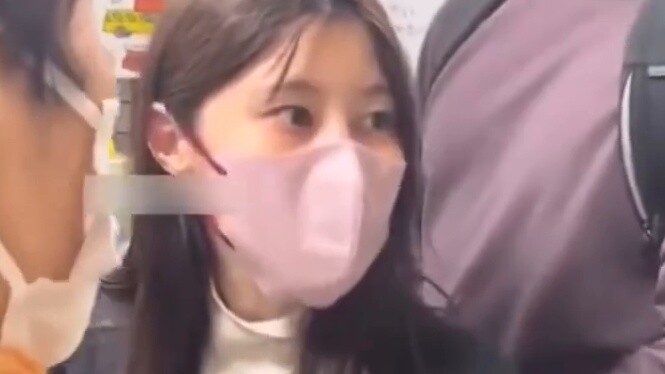 Khi một người cô Trung Quốc bị chặn nhảy xếp hàng ở Nhật Bản, cô ấy đã chỉ vào mũi mình và hét vào m