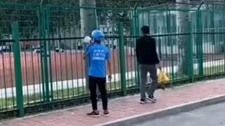 นักเรียนสาวสวยสั่งอาหารเดลิเวอรีในโรงเรียน ถูกครูใหญ่ห้ามไว้ ขณะที่ไรเดอร์หยิบไมโครโฟนขึ้นมาตะโกนสุด