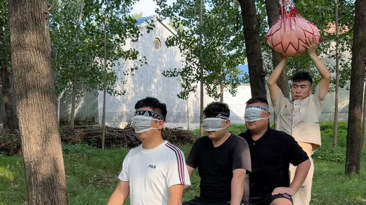 A Cool Summer Challenge: Blindfolded Balloon Bomb!