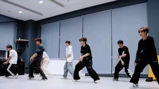 只有对比了才知道余宇涵跳舞有多游刃有余