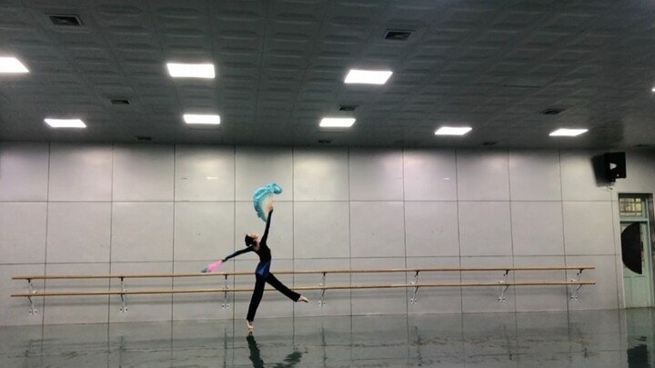 I heard everyone wants to see me dance~ I'm going to show you my ugly face