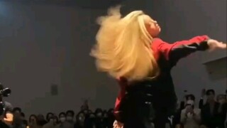 رقصت لي جونغ على أنغام مجموعة Pink Venom في حفل زفاف هوني أوني، وحتى شعرها كان يرقص.
