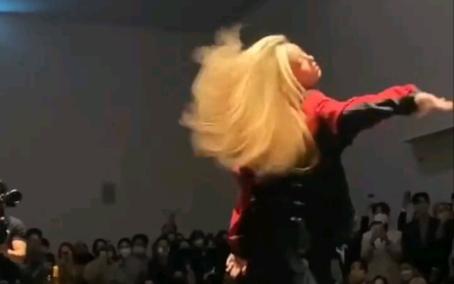 رقصت لي جونغ على أنغام مجموعة Pink Venom في حفل زفاف هوني أوني، وحتى شعرها كان يرقص.