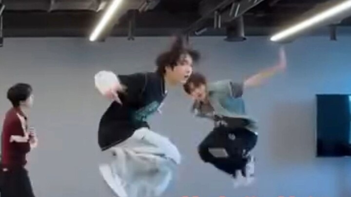 [ความคิดเห็นส่วนตัว] ผมชอบที่จะเป็นหัวหน้าวงเต้น แต่ว่ามีเด็กผู้ชายคนหนึ่งที่หล่อมาก ตอนจบรวมการจัดอ