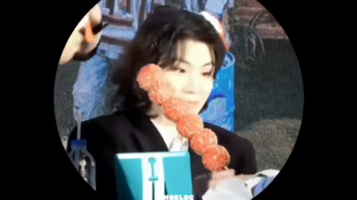 ลูกฟู่ว่าวของฉันนนนน เห็นเสี่ยวปิงถังหูลูตัวโตแล้วตาโตเป็นประกาย น่ารักสุดๆ ไปเลยยยยยย【ภาพจากงานเซ็น