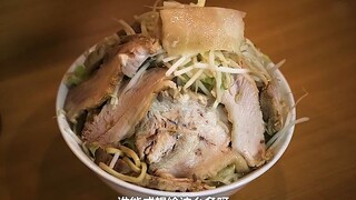 一碗面加了一个肘子，小姑娘吃了2碗，直呼还能吃