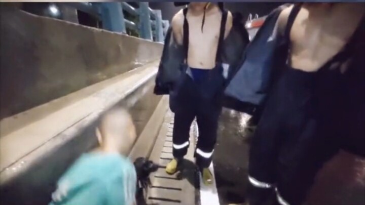 เจ้าหน้าที่ดับเพลิงกลับมาจากการรับแจ้งเหตุและพบเด็กชายยืนอยู่คนเดียวกลางสายฝนกับลูกสุนัขสองตัว