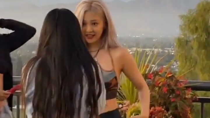 【宁艺卓】外网粉丝偶遇宁艺卓还握了手! !   评论：“亲眼见到天使是什么感觉”