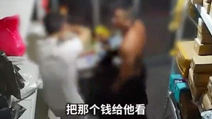 เจ้านายเผยถูกชายซื้อหมากฝรั่งต่อยจนสมองกระทบกระเทือน แต่ไม่กล้าตอบโต้: จ่ายแค่ 5 หยวนแต่อ้างว่าให้ไป