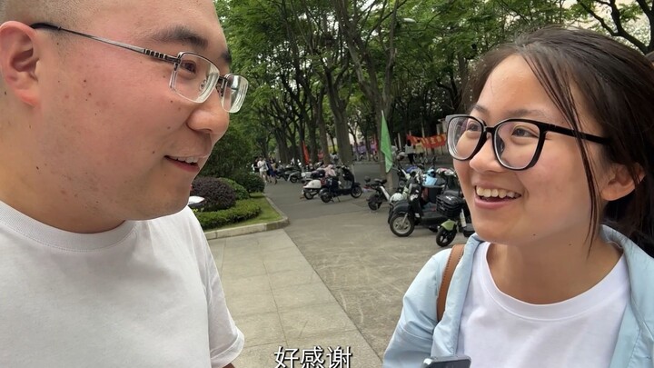 [Musim Wisuda Fudan] Pintar Bersosialisasi! Di kampus jadi spot wisata untuk para wisudawan berfoto 