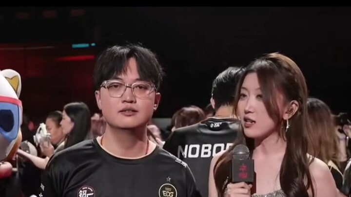 ควีนแห่งประโยคเด็ด! แฟนที่ชี้นำ เรื่องราวฮีโร่แห่งไซเบอร์ ตอน วีเจีย
