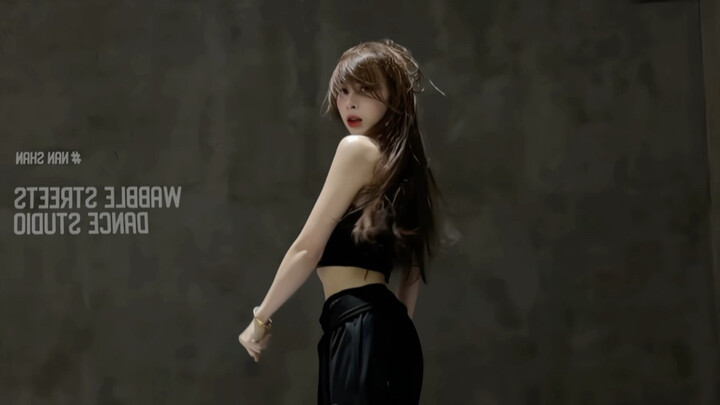 Siapa lagi yang bilang Jennie nge-“skipping” sih? Aku aja udah kelelahan cuma dalam empat puluh deti