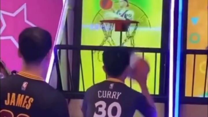 Holy crap, that’s Steph Curry! Even LeBron James is stunned next to him—his touch is insane!