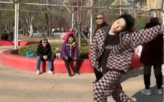 Ou Dian Ou's singing stage in the park!