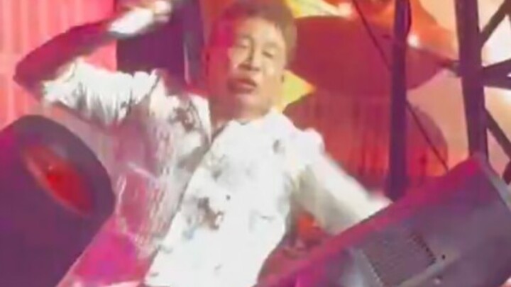 Đào Triết bất ngờ ngã khi biểu diễn ca khúc “Chính Là Yêu Em” tại Malaysia