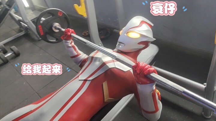 Khi bạn hóa thân thành Ultraman Dyna đến phòng gym