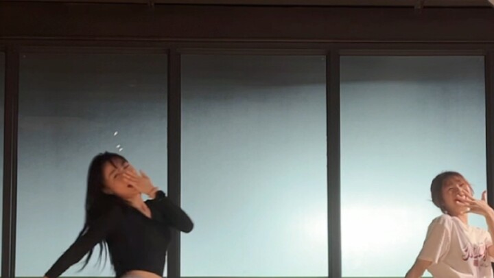 Menari mengikuti paduan suara Fearless