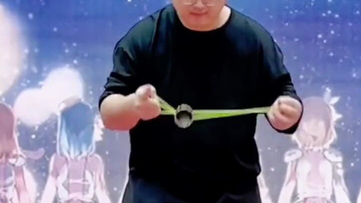 رجل يلعب بالكرة الدوّارة على أنغام الموسيقى، والمتابعون مندهشون: الأنمي أصبح حقيقة!