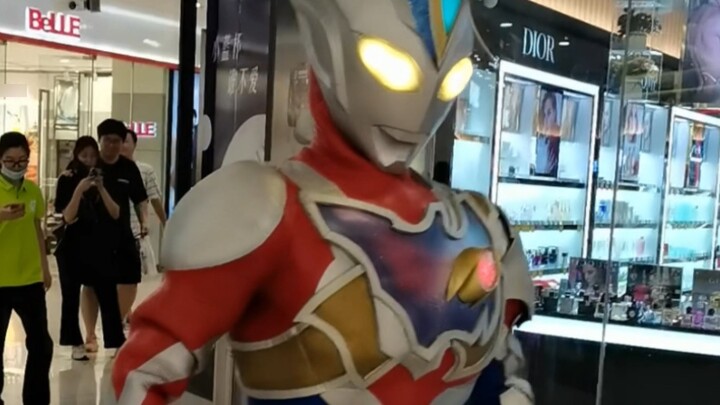 Ultraman Decai lần đầu đi chơi