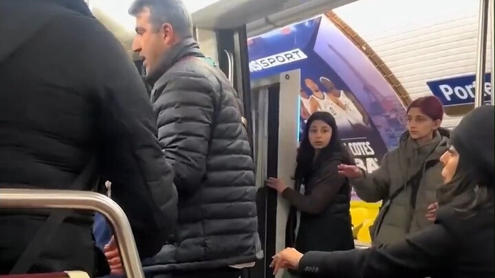 On the Paris Metro, a little girl was caught red-handed stealing and stopped by passengers.