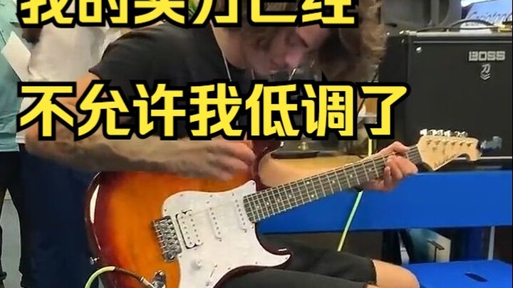 นักกีตาร์ตัวพ่อแกล้งทำเป็นมือใหม่ โชว์สกิลสุดเจ๋งในร้านเครื่องดนตรี ปฏิกิริยาของทุกคนช่างน่าประทับใจ