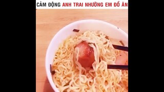 Cảm Động Anh Trai Nhường Đồ Ăn Cho Em Trai