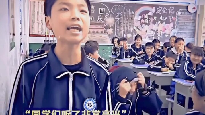 Cậu bé hát bài "Thiếu Niên Thuyết" trong giờ nhạc