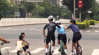小孩哥的心里从此种下一颗种子，白衣服小孩哥羡慕坏了