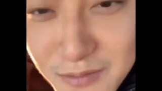 "اغسلها قليلًا، عيد كبير جدًا!" شاهد يا ترى كيف يشعر هوانغ زيتاو بالملل حتى عند حماته ههه