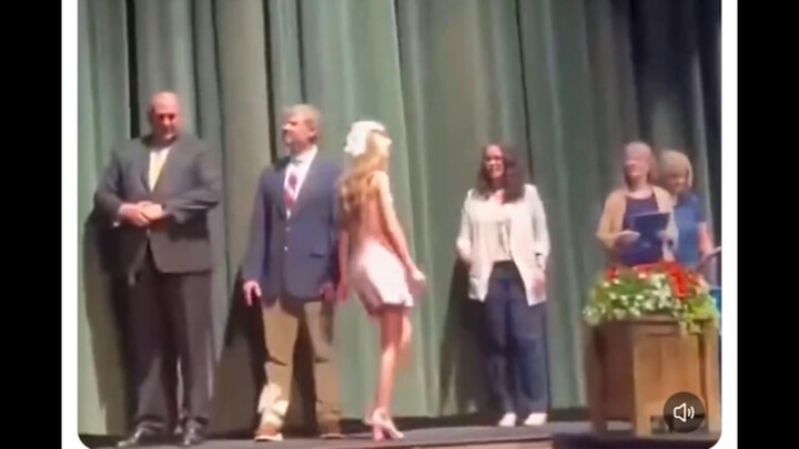 A girl was bullied for an entire year, and at graduation she refused to shake hands with the princip