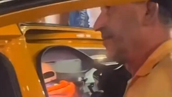 Một tài xế taxi đã nghẹn lời sau khi bị các cổ động viên New York Knicks đập phá xe của mình. Anh kh