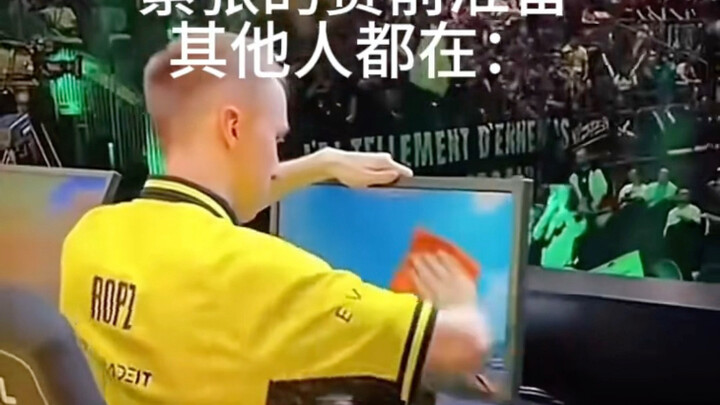 Donk benar-benar percaya diri banget—saat masuk ke arena final, hampir semua pro enggak berani tepuk