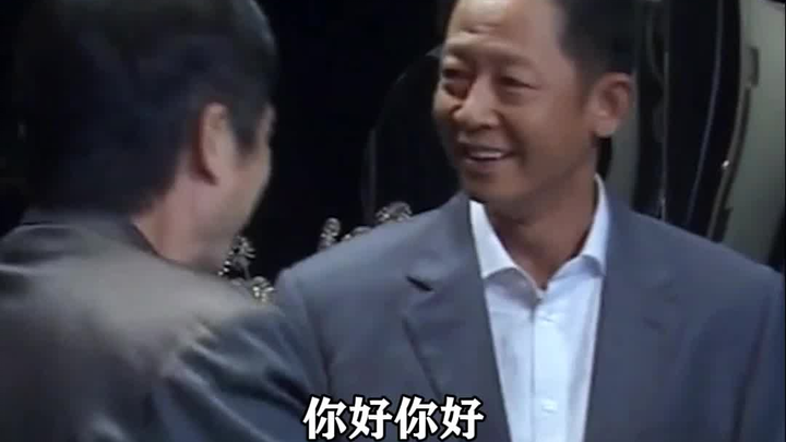 A socially awkward boss forcibly intruded into an upscale dinner party, stepping on seven landmines,