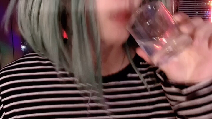 (When you go to a bar) Reality vs. What your boyfriend thinks is happening