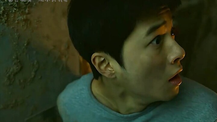 Người đàn ông vừa dọn vào nhà mới thì rơi xuống hố sâu 500 mét