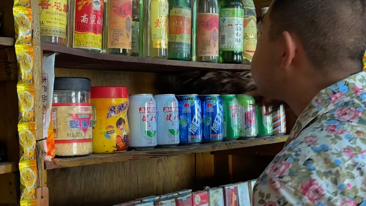 บางคนให้อาหารปลา บางคนทำประมง บางคนให้อาหารปลา