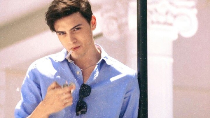 Begitu musik mulai diputar, si crush muncul!