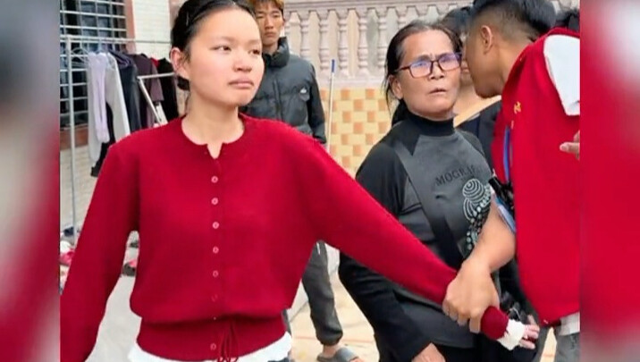 ฟังอะไรก็ไม่รู้เรื่อง แต่พอมองดูเด็กผู้หญิงคนนี้กลับรู้สึกอัดอั้นจนน้ำตาคลอขึ้นมาเองเลย