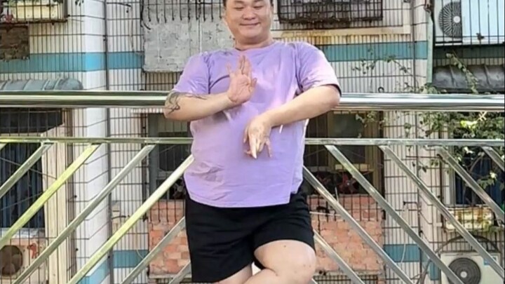 Saya merasa fotografer baru ini cukup profesional dalam pergerakan kamera.