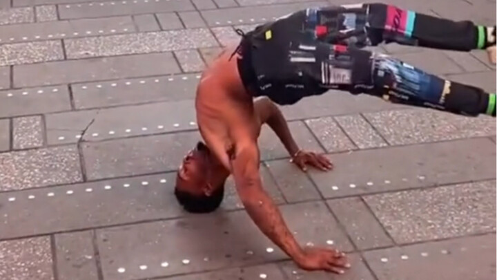 แดนซ์สตรีทระดับแชมป์โลก! หนุ่มโชว์สเต็ปสุดพลิ้วกลางถนน กระตุกต่อมฮือฮาจนคนทั้งลานตะลึง!