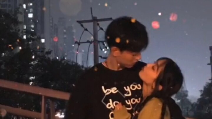 كيف يكون شعور التقبيل؟ الإحساس بالاندماج قوي لدرجة أنني أصبحت واقعًا في الحب!